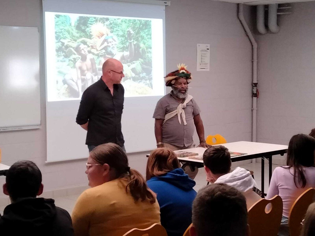 Le collège Camille Desmoulins de Guise (02) a accueilli le chef papou Mundiya Kepenga !
Accompagné de son interprète, il a présenté le film "Gardiens de la forêt" et a échangé avec les élèves sur les sujets de la déforestation, de la tolérance et du respect de l'environnement 🌳