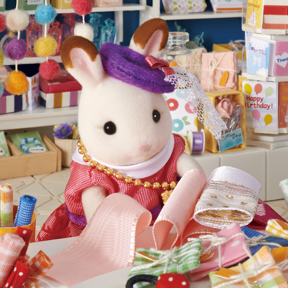 It looks like Stella is shopping for some pretty pink material. 🛍️ She's famous in the village for her beautiful dress designs. 👗 What kind of creation do you think she’ll make this time? ✨ #sewing #fun #shopping #dressmaking #sylvanianfamilies #sylvanianfamily #sylvanian