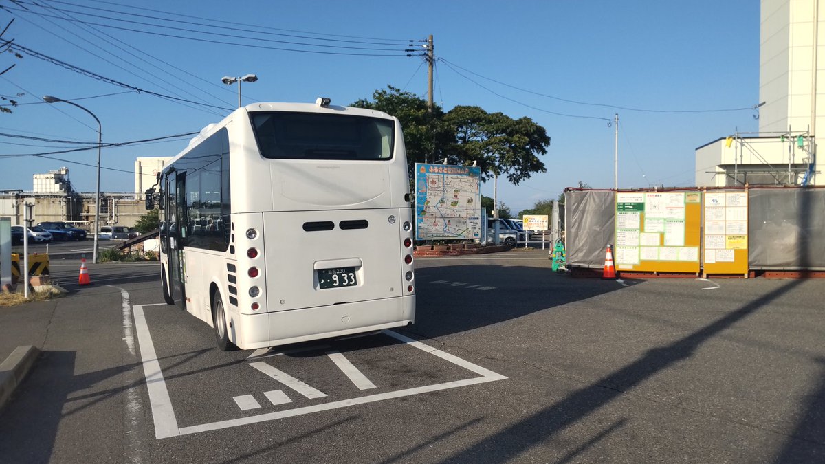 新崎までは電車で移動する。新崎からは住民バスの｢おらってのバス｣を利用する。公共交通機関を使って一番早く着ける。