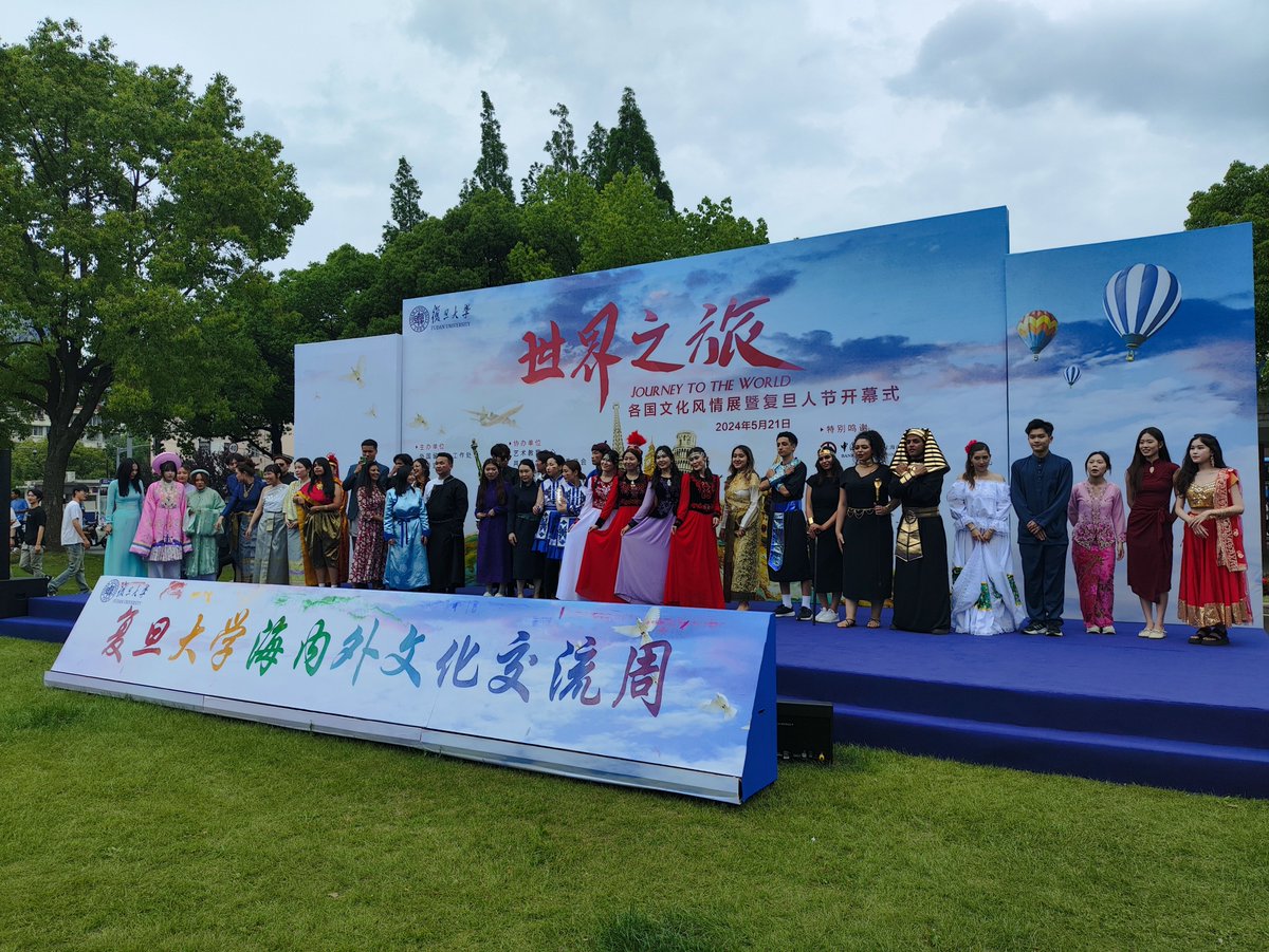 'Journey to the World' cultural exhibition, a major event of 'Multi-Cultural activities of Bridge' international cultural exchange week, has attracted enthusiastic participation of #Fudan's international students from different countries.🤩#internationalstudents #culturalexchange