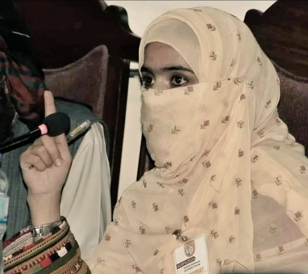 ShariBaloc91939's tweet photo. ابرم ءَ زالبول انچش زیبا کتگ کہ آئی ءِ ستا ءَ ھمک انسان کنت۔۔مئے چاگرد ھم انچش انت زالبول ءِ زیبائی ءِ ستا اِنت۔۔بلے مئے چاگرد ءَ زالبول بےمَٹ بے درور اَنت۔۔پہ مئے واستا گنجیں گپ ایش انت کہ بھادُرّ ھم جوڑ بوتگاں. گلامی ءِ داتگیں سوگات دگہ چے بوتگ کنت۔
               "ڈاکٹر سبیہ" https://t.co/abSXih5Oe9