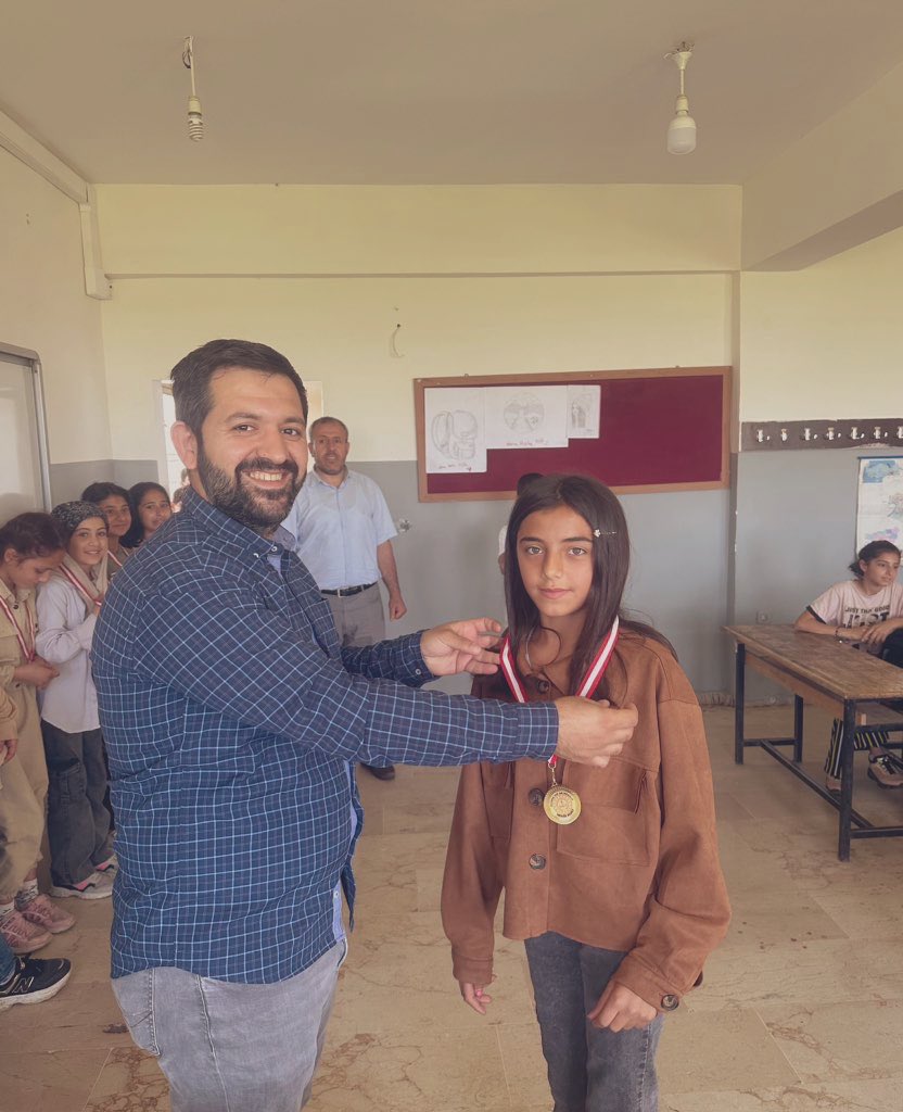 AlabasImam's tweet photo. ☘️Okulumuzda düzenlenen sınıflar arası futbol turnuvasında şampiyon olan 7//A ve 7//B  sınıflarına madalyalarını takdim ettik. Tebrikler minik  şampiyonlar 🎉🎈🎊

@Diyarbakirmem 
@cinarkaymakamlk 
@CinarMEM21 
@AlabasImam https://t.co/z4xezQsyR5