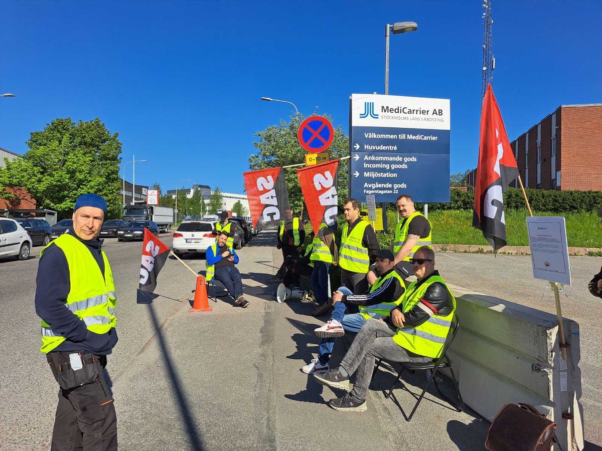 I dag startade strejken på Medicarrier. Lagerarbetarna strejkar för rättvisa löner och eget kollektivavtal. Ny artikel kommer snart, här kan du läsa vår första artikel om varslet: arbetaren.se/2024/05/14/var…