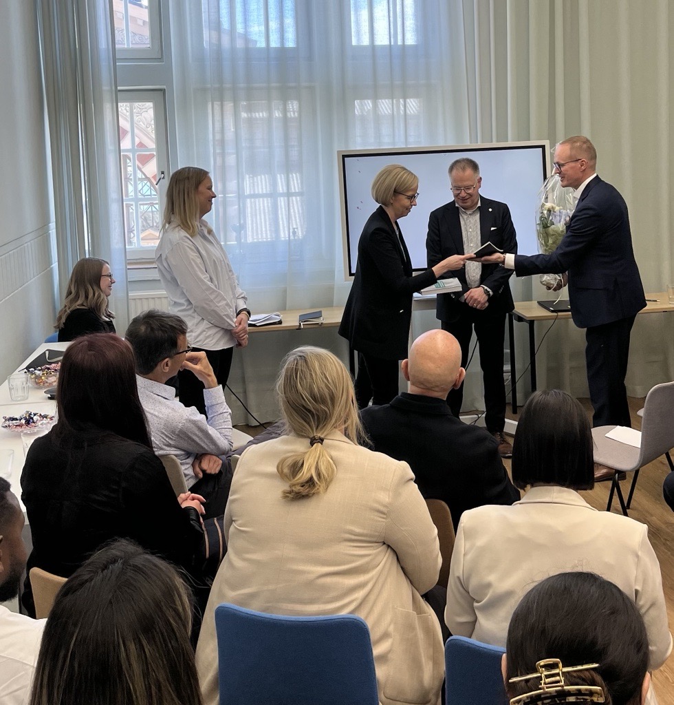 cmioffice's tweet image. We received a visit from the Martti Ahtisaari Institute at @embaoulu and other international guests. What a lovely morning with interesting presentations and sharing anecdotes of our common denominator, President Ahtisaari. Looking forward to the continuing cooperation.