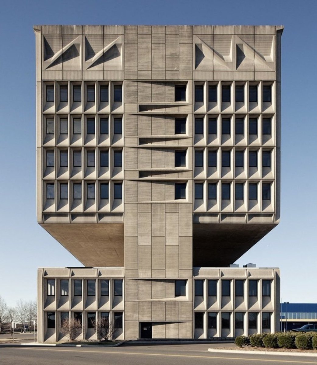 The Pirelli Tire Building in Connecticut is one of Marcel Breuer's brutalist wonders 🛞

Designed for the Armstrong Rubber Co in 1970, Breuer's concrete structure features two sections, with a void between each story.

Believing that sections of a structure should be separated by