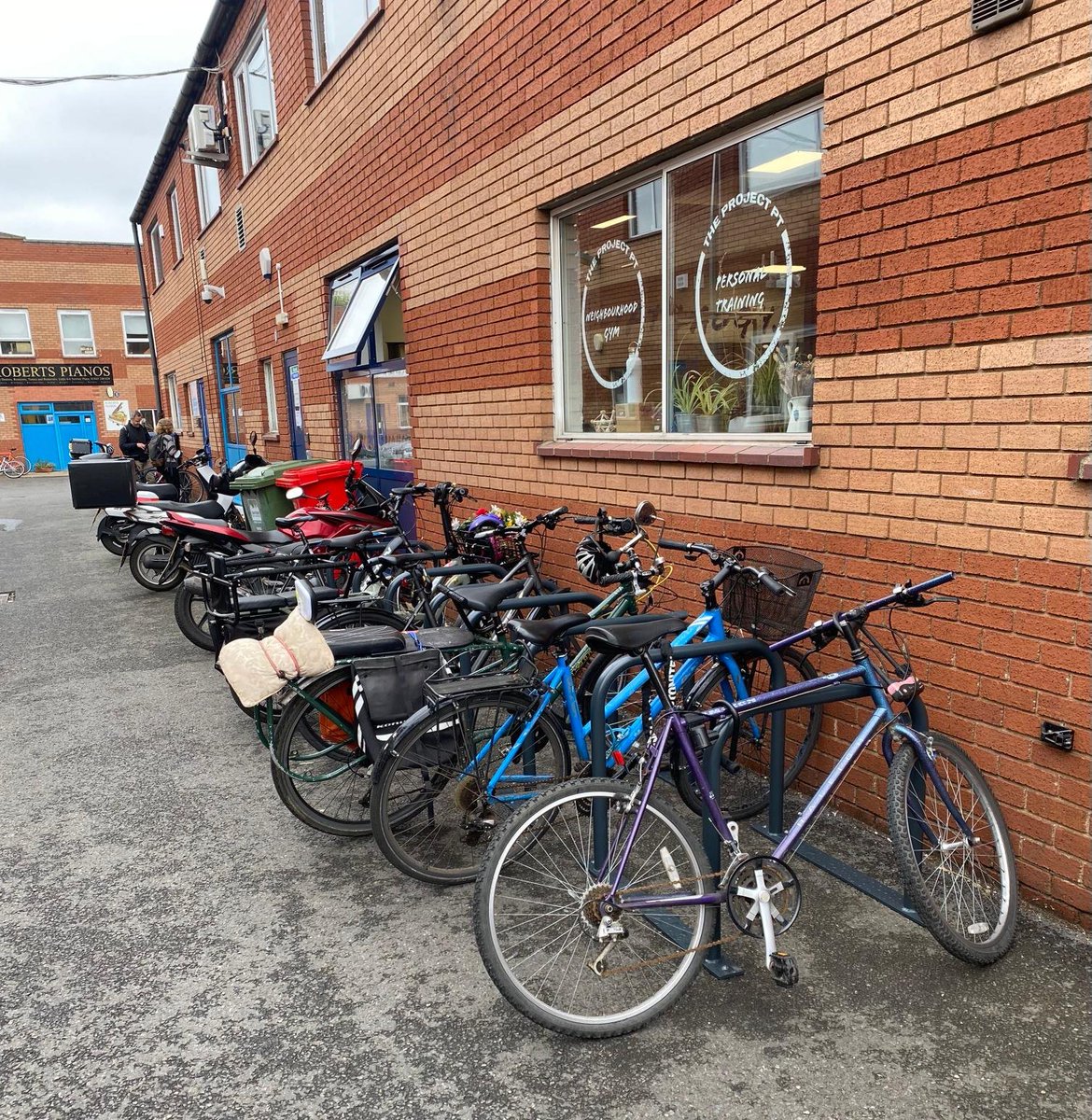 New bike racks outside Missing Bean on Magdalen Road! And today Park That Bike got more funding. This means businesses and organisations can apply for funding for free bike racks on private property. My school has & also local residents association. parkthatbike.info