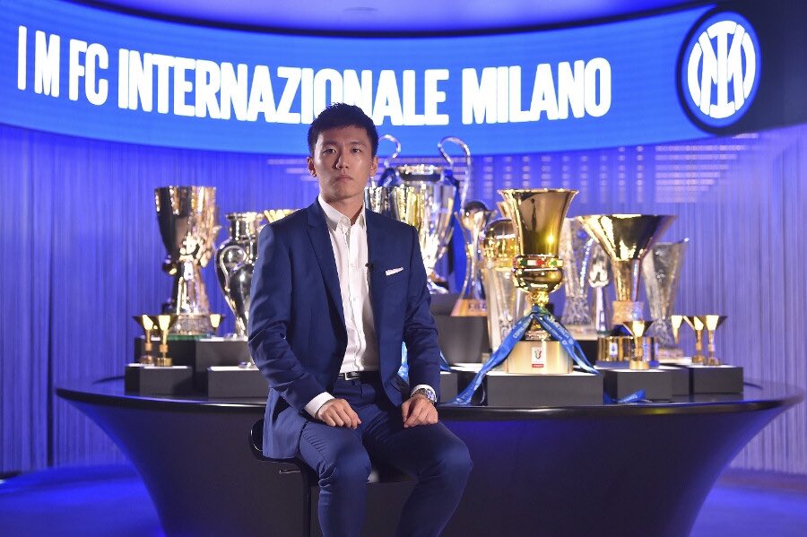 FBiasin's tweet photo. 🗞️ @pensavopiovesse per @Libero_official 

“Steven Zhang va ricordato come un grande presidente della storia del club non tanto perché è il secondo più vincente (2 scudetti, 2 Coppa Italia, 3 Supercoppa italiana fanno 7 titoli come Angelo Moratti, ma in sei anni anziché 13) quanto perché è passato, sia concessa la licenza poetica, dalle stalle (metafora) alle stelle (letteralmente).

Se il trofeo più importante del calcio contemporaneo è la continuità ad alto livello, Zhang merita una menzione d’onore perché prima di andarsene ha rinnovato i contratti fino al 2027 all’intera dirigenza, in modo che nessuno potesse anche solo farsi venire il folle dubbio di modificarla. Lascia l’Inter controvoglia ma in ordine.

Questo è ciò che fanno i grandi manager, i grandi presidenti. Questo è ciò che ha fatto Steven Zhang”.