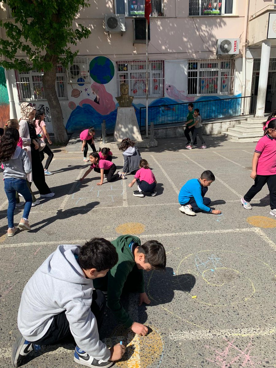 ugurbocekleri's tweet image. Sevgili Uğur Böceğimiz Esra Balandı, İzmir Gültepe Kıbrıs Şehitleri İlkokulu’nda öğrencilerle bir araya gelerek “Kendi Hayatının Lideri Ol” semineri verdi ve seminerin ardından okulun bahçesinde geri dönüşüm malzemelerinden sürdürülebilir çocuk parkı oluşturdular. 💯🐞♻