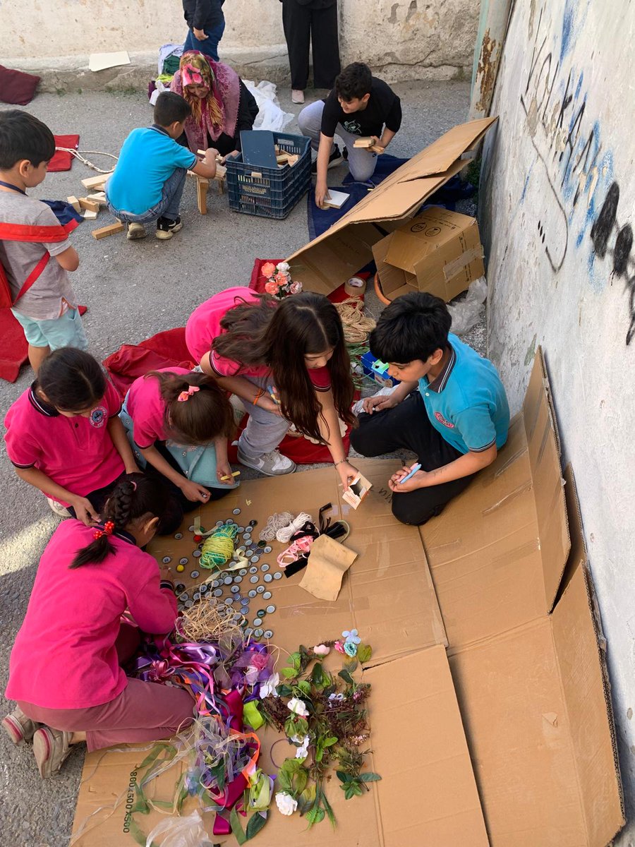 ugurbocekleri's tweet image. Sevgili Uğur Böceğimiz Esra Balandı, İzmir Gültepe Kıbrıs Şehitleri İlkokulu’nda öğrencilerle bir araya gelerek “Kendi Hayatının Lideri Ol” semineri verdi ve seminerin ardından okulun bahçesinde geri dönüşüm malzemelerinden sürdürülebilir çocuk parkı oluşturdular. 💯🐞♻