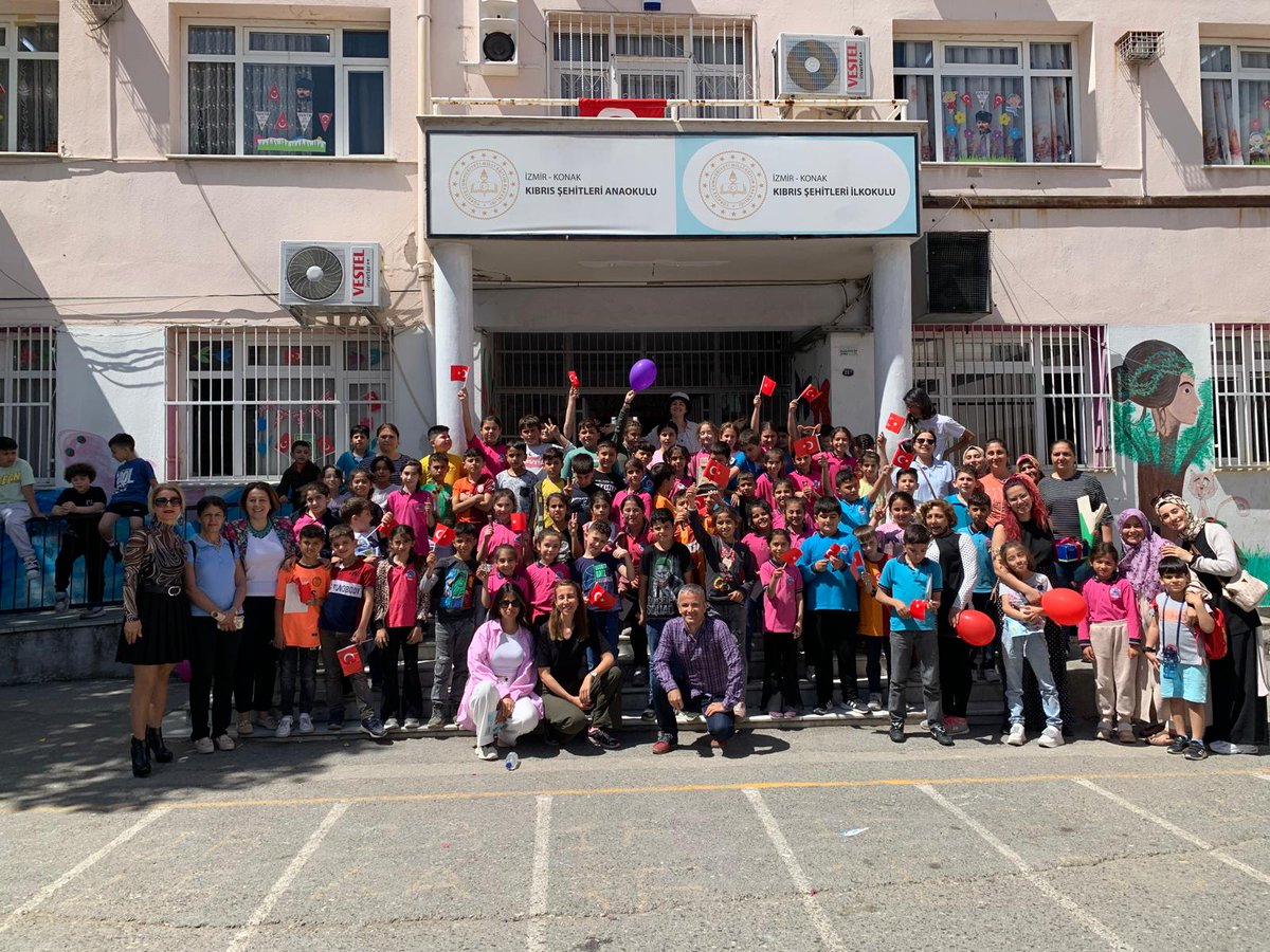 ugurbocekleri's tweet image. Sevgili Uğur Böceğimiz Esra Balandı, İzmir Gültepe Kıbrıs Şehitleri İlkokulu’nda öğrencilerle bir araya gelerek “Kendi Hayatının Lideri Ol” semineri verdi ve seminerin ardından okulun bahçesinde geri dönüşüm malzemelerinden sürdürülebilir çocuk parkı oluşturdular. 💯🐞♻