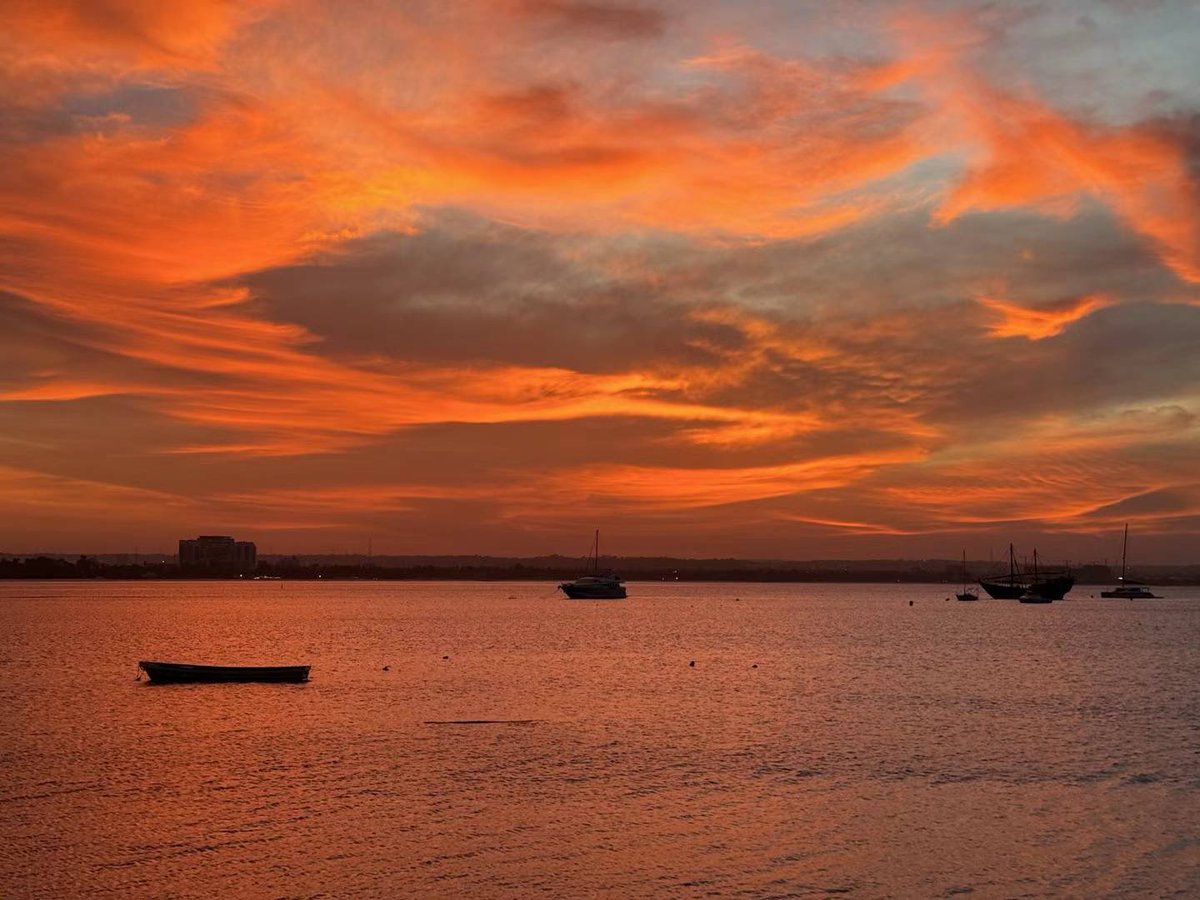 Hornhorn1994's tweet photo. Yesterday we experienced a rare and beautiful sunset at Slipway in Dar es Salaam🌅 .
#sunset #sunsetphotography #daresalaam #GodMorningTuesday #tanzania #slipway https://t.co/lj1W56iJiV