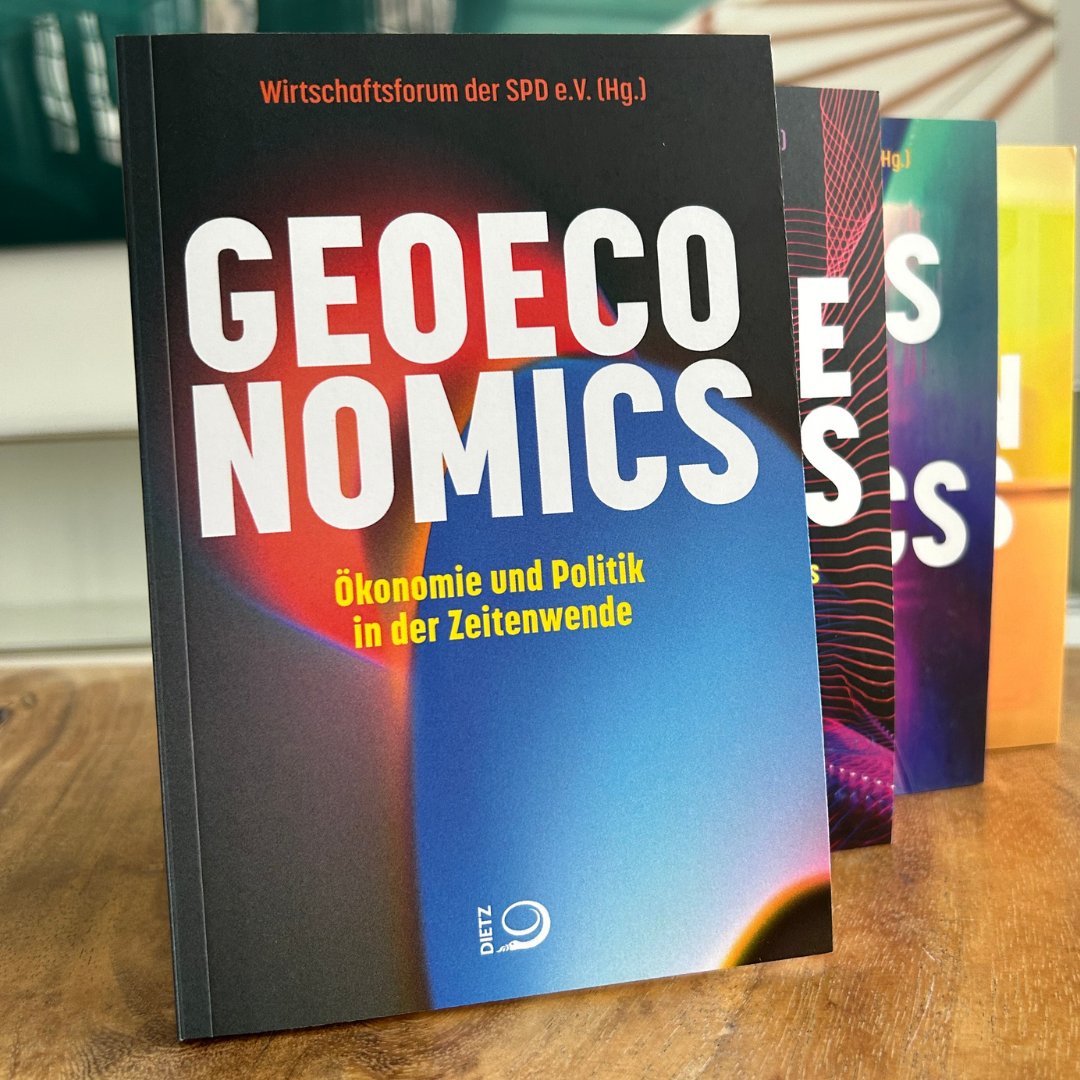 📚🆕Es ist so weit - unser neues Buch „#Geoeconomics - Ökonomie und Politik in der #Zeitenwende“ ist da! 

Darin enthalten: Impulse für die Debatte zum Umgang mit den geoökonomischen und geopolitischen Herausforderungen Deutschlands und Europas⤵️
