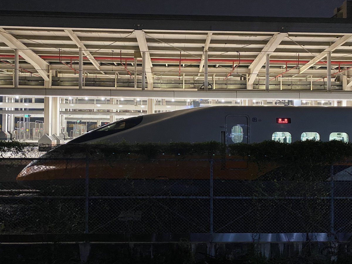 初めて見た高鐵の「專車」。新総統の専用列車だと思われる。5792列車と5796列車。途中の停車駅は台南、板橋、台北。