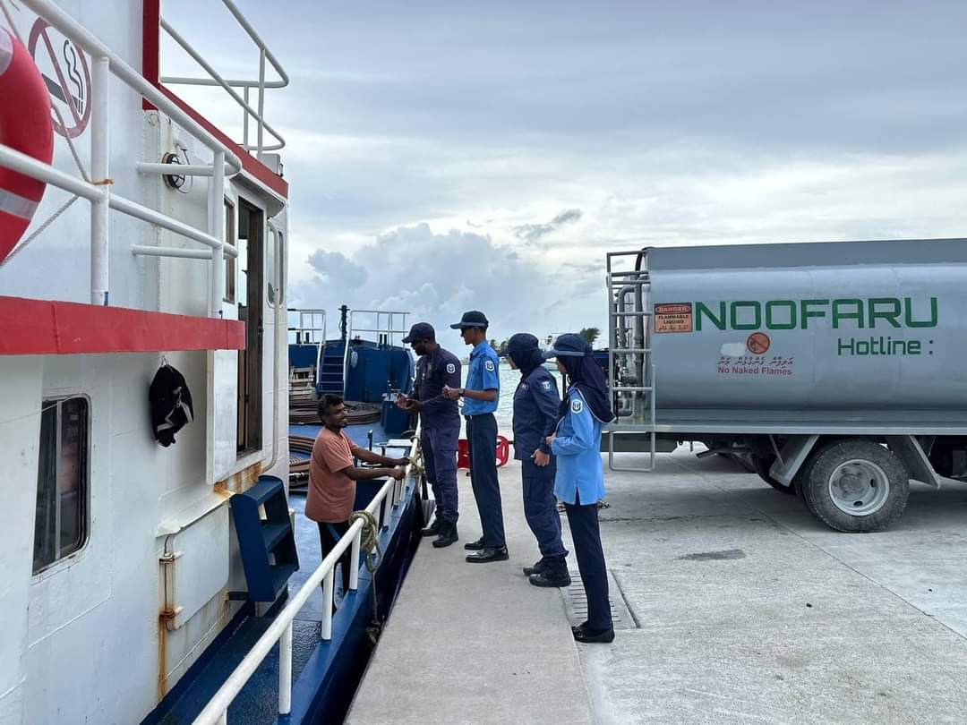 PoliceMv's tweet photo. ކަނޑުދަތުރުފަތުރު ކުރުމުގައި ސަމާލުކަންދޭންޖެހޭ ކަންކަމާ ގުޅޭގޮތުން މައުލޫމާތު ދިނުމުގެ ހަރަކާތެއް ލ. ގަމުގައި ކުރިއަށް ގެންގޮސްފި
https://t.co/Cw6IePad9c https://t.co/dKo7oJOVc1
