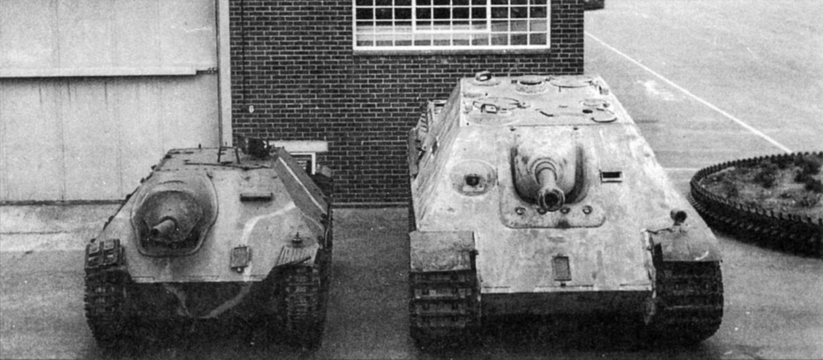 Tokkotai___'s tweet image. Vaya par de gemelos 😅
Dos conceptos opuestos de cazacarros alemanes en la #SGM
En realidad parecidos pero sin nada en común.
El minusculo y ligeramente blindado #Jagdpanzer 38(t) #Hetzer armado con Pak39 de 75mm, frente al masivo y blindado #Jagdpanther armado con KwK43 de #88mm