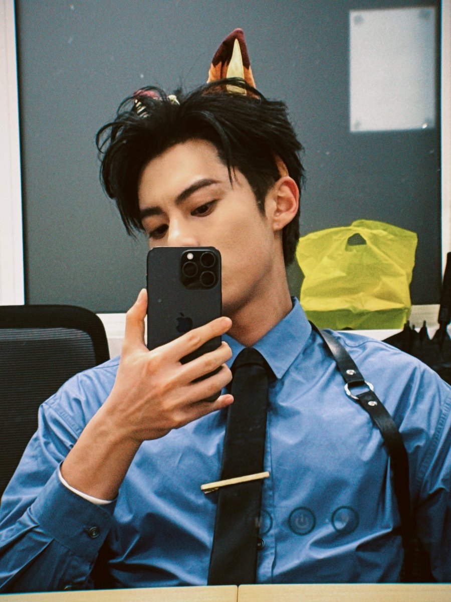 ShaiTumula17420's tweet photo. 250521 Dylan Wang’s team (XuQiAn Gong) shares behind-the-scenes snaps from Pepsi ad 

Such a cutie! 🦊💜

#DylanWang #王鹤棣 #WangHedi https://t.co/vhx94U5T9u