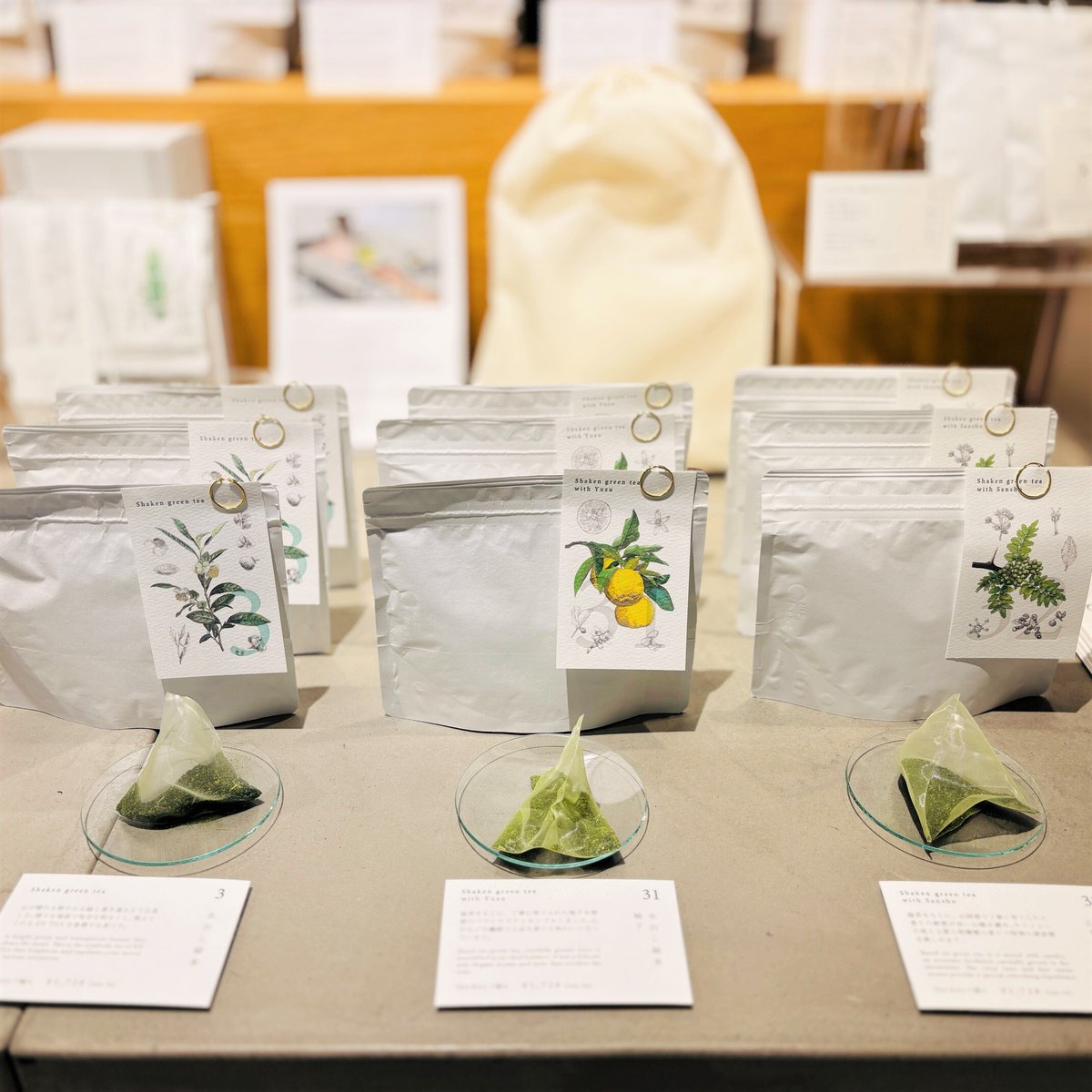 TOKYO3_'s tweet photo. 現在「EN TEA」フェア実施中。お土産やギフトに好評の水出し緑茶に加え、おしゃれなギフトセットや数種類の茶葉がセットになっているものなど、普段お取り扱いのない商品も期間中に入荷しております🍵　#トーキョーみっつ #ENTEA #日本茶 https://t.co/kP1ciwkiFy