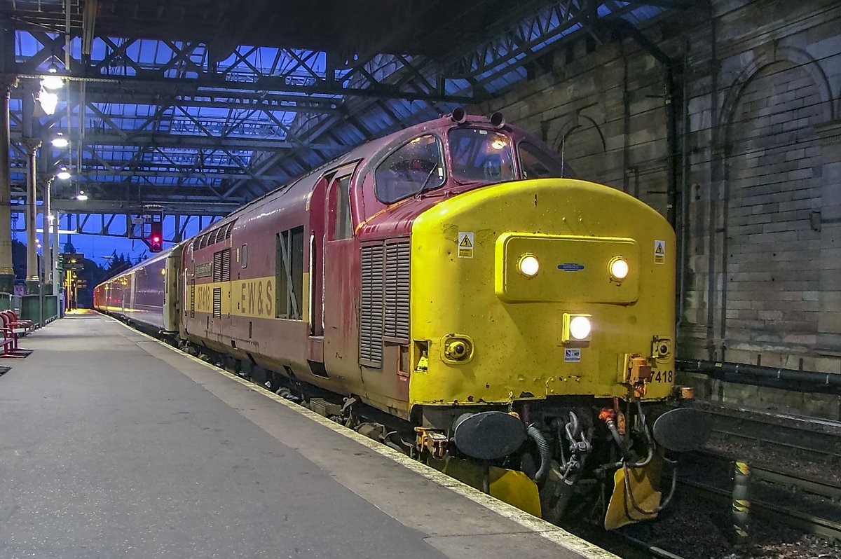 JohnWaddo's tweet image. 🚜 #TractorTuesday 🚜
37418 Seen ready to depart the Waverly with the morning beds (1Y11) to Fort William.
#onthisday 20 Years ago 😅
#class37 #1y11 #tractor #ews 
#goodolddays
@C37LG @TheGrowlerGroup @beeranddiesels
