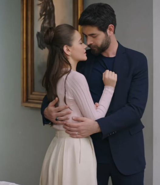 Morning everyone & happy Tuesday 🥰I'm still stuck in this beautiful view of our couple #Dilbar ❤️‍🔥😍🔥🫠🫠
#KanÇiçekleri