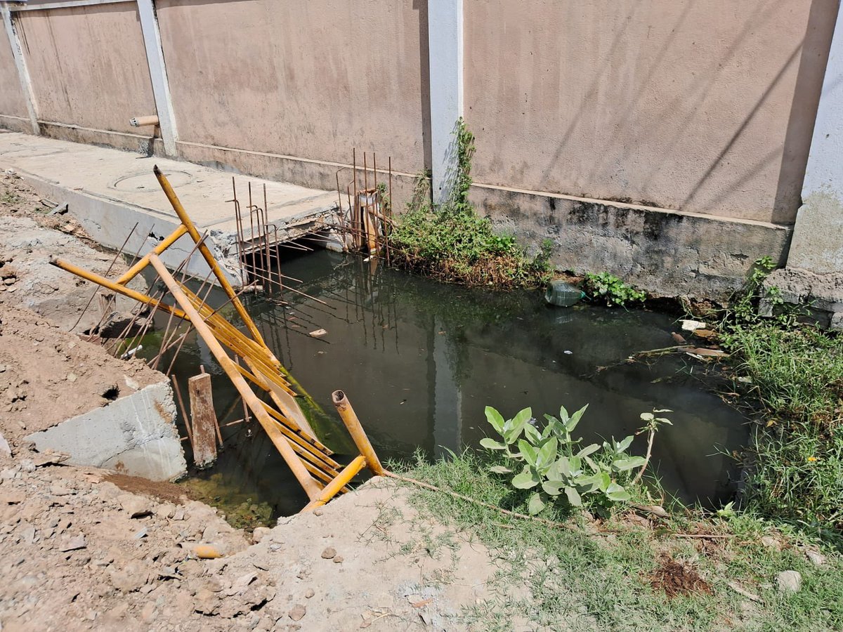 MSEYWAX's tweet photo. Dear Sir @chennaicorp @RAKRI1 @CMOTamilnadu @TANGEDCO_Offcl storm water works are pending by Kumar builders for more than a year.. 1. Kuberan nagar 13th Street extn 2. Kuberan nagar 14th Street extension 3. 15th Street extn. 4. LIC Nagar 2nd Street  5. LIC Nagar 1St Street https://t.co/gEmXFEHkGT