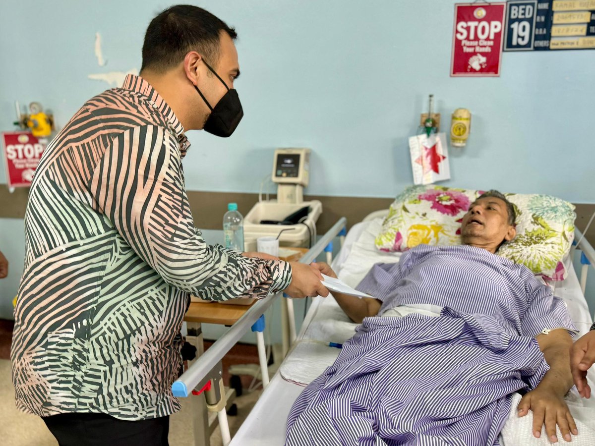 anwaribrahim's tweet photo. Hari ini Setiausaha Politik saya, Ahmad Farhan Fauzi telah menziarahi wartawan hiburan, saudara Huzz yang popular ketika era 80an-90an dahulu menerusi penulisan berkaitan dunia artis tanahair.

Namun empunya badan atau nama sebenarnya, Kamal Huzaini kini terlantar di Hospital Kuala Lumpur akibat menderita kanser usus tahap empat. 

Selain bertanyakan khabar, Farhan turut memberikan sedikit bantuan dari pihak saya bagi meringankan beban yang ditanggung. 

Saya amat berharap pemberian ini dapat memberi sedikit kelegaan kepada saudara Huzz, Insya-Allah.

#MalaysiaMADANI