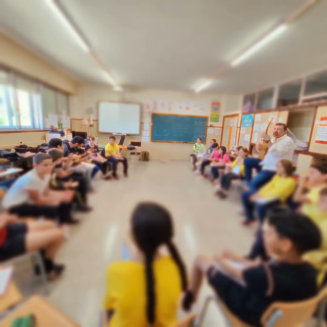 Tallers de cançó versada amb alumnes de l'escola Maria Jesús Ortí i Abella de la Sénia, una experiència molt motivadora per estimar i fer utilitzar la nostra llengua l'escola lo Canalero.
#senia #terresdelebre #patrimonietnomusical #roquetes #català #llengua