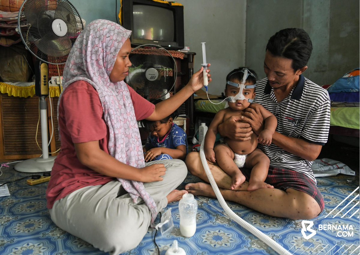 bernamadotcom's tweet photo. #Kedah Keluarga bayi berusia 11 bulan yang terpaksa bergantung pada alat bantuan pernafasan Continuous Positive Airway Pressure kerana menghidap penyakit paru-paru kronik, terharu apabila kisah kesukaran mereka mendapat perhatian Perdana Menteri Datuk Seri Anwar Ibrahim.

Bapa bayi berkenaan, Mohd Azlan Ishak, 36, berkata dia dan isteri Norhidayu Halim, 35, bersyukur kerana ada netizen yang menularkan gambar mereka dalam media sosial sehingga mendapat pelbagai reaksi termasuk Perdana Menteri yang ingin menghulurkan bantuan.

"Saya terharu dan terkejut apabila dapat tahu cerita kami telah sampai ke pengetahuan Perdana Menteri, namun kami juga sangat susah hati kerana bimbang dikecam warga siber. Kami risau takut orang kata macam-macam, tapi saya berterima kasih juga pada netizen yang tularkan kami … mereka dah bantu sayalah kiranya," katanya.

Berita penuh : https://t.co/XvBRDeyvrR

📷 Adib Hasri / BERNAMA

#BernamaNews #BernamaImages