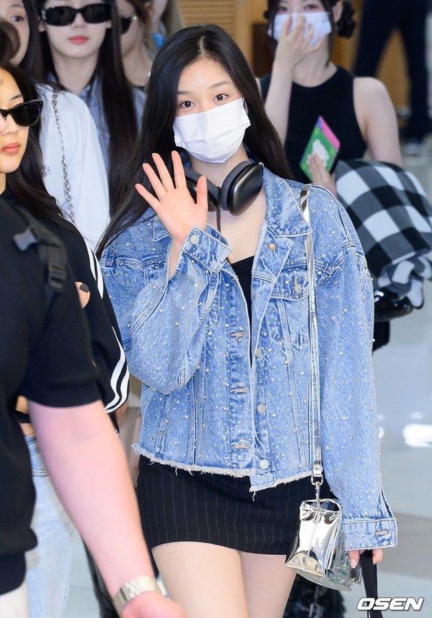 The Piper Crystal Jacket worn by #PHARITA at the airport today is now sold out on the brand, ALLSAINTS, official website in size 12. 

#BABYMONSTER #파리타 #베이비몬스터