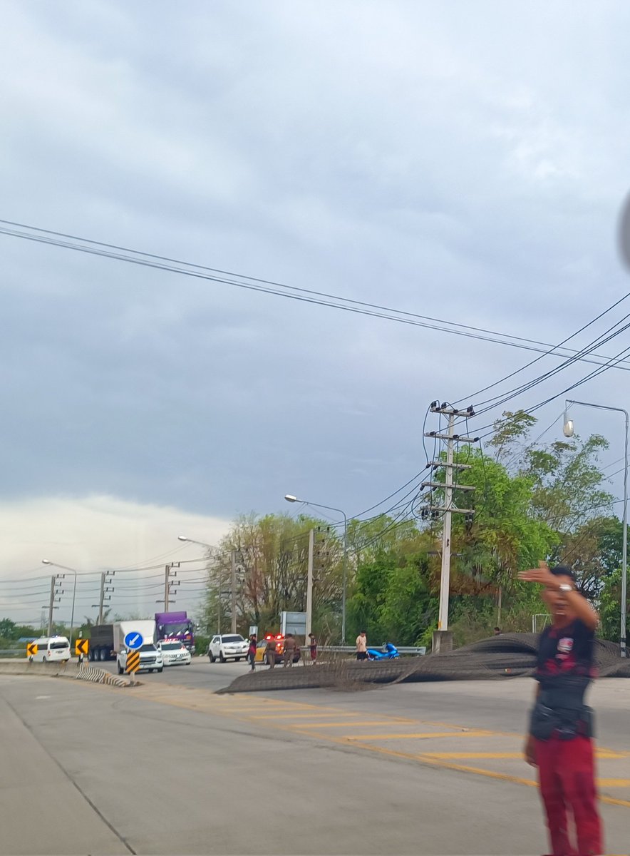 nuiparkpoom's tweet photo. @fm91trafficpro  @js100radio ถ.สุวรรณศร ขาเข้าไป อ.นครหลวง ก่อนถึงสะพานข้ามทางรถไฟภาชี รถบรรทุกทำเหล็กเส้นร่วงกีดขวาง มี จนท.แล้ว ขับระมัดระวังด้วยครับ https://t.co/EFeMaN8abD