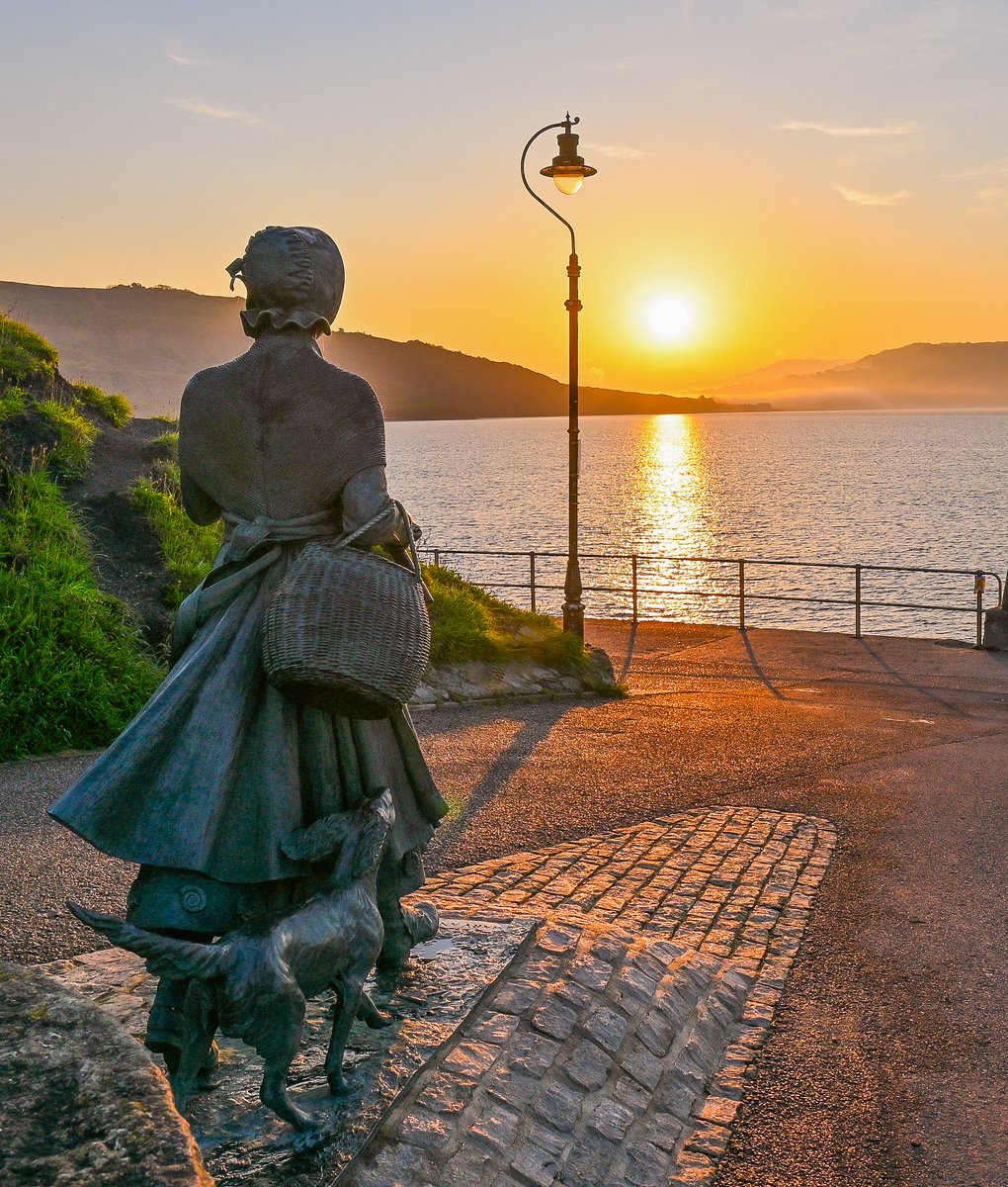 Happy Birthday, Mary Anning, a pioneering palaeontologist and fossil collector born May 21, 1799, in #LymeRegis. It's now two years since the installation of the wonderful Mary Anning statue. Here's Mary at sunrise on Sunday morning.
#dorset #maryanning #fossils #fossilhunter