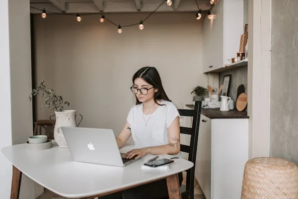 SMJobs_'s tweet photo. #Legit #SocialMediaJobs:  Don't get scammed!  Here are some red flags to watch out for when searching for paid social media jobs: [CHECK OUT THE LINK IN MY BIO] https://t.co/PxoNceOPFr