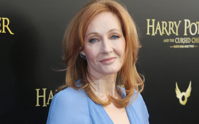 🚨BREAKING:  Celebrated author J.K. Rowling just said that she believes that all hot dogs are simply sausages in a bun.

What's your reaction?