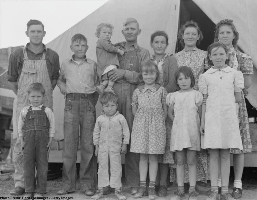 Migrant farm worker with his wife and 10 children, 1936. 💞 ' Proud Hard Working Family In Tough Times! ' 🫡