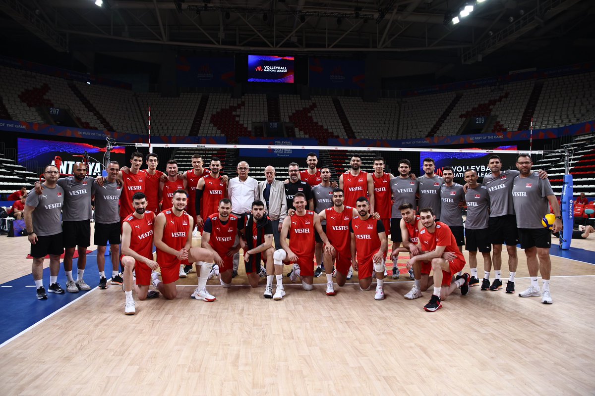 🇹🇷 Filenin Efeleri, tarihinde ilk kez Voleybol Milletler Ligi sahnesine çıkıyor! 🇹🇷 Türkiye x Kanada 🇨🇦 📍 Antalya Spor Salonu ⏰ 20.00