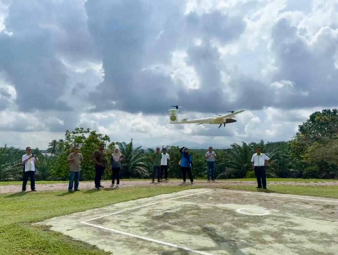 Today, Myspatial team had the opportunity to visit Kluang, Johor for a client briefing ahead of our plantation inventory mapping project. Our team provided an in-depth presentation on drone mapping using the Trinity F90+ to our clients at a palm oil plantation in Kluang.