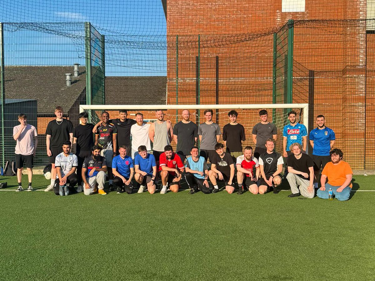 Another great Monday Night Football Match at @robertbms with a full 11 v 11 They are really good at maintaining the internet but not so good at getting it inter-the-net😬 Well done everyone!! @MattP_PEL @AshT_PEL @MattH_PEL