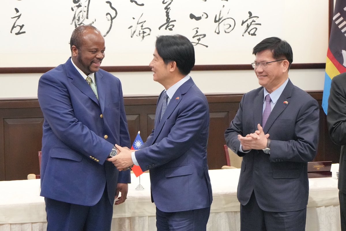 Minister @chia_lung & #Eswatini🇸🇿 FM @PholileShakantu inked the 1st pact between #Taiwan🇹🇼 & an ally under our new government. Witnessed by President @ChingteLai & King Mswati III, the signing of the joint statement signifies a shared resolve to further our diplomatic ties!