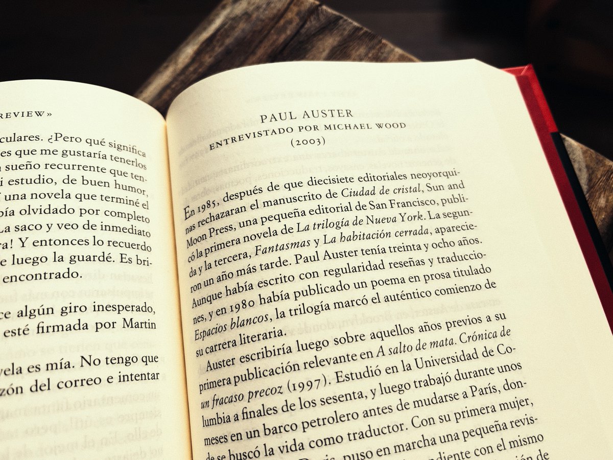 Traducir a Paul Auster para la selección de entrevistas del Paris Review publicada por @Acantilado1999 es y seguirá siendo uno de los grandes hitos de mi carrera de traductor. Orgulloso de haber dado voz en castellano a un autor de su calibre, aunque sólo sean unas páginas. 1/2