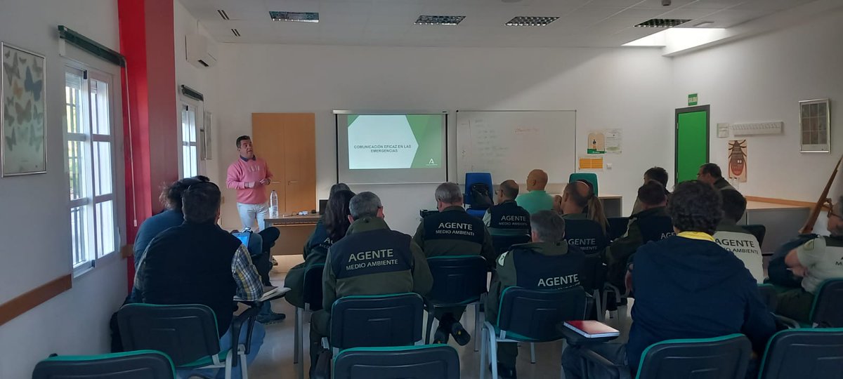 El responsable del Gabinete de Comunicación de #INFOCA, @pepulabrador, imparte el curso “Comunicación eficaz en las #Emergencias”. La comunicación efectiva de riesgos y crisis, puede considerarse una acción esencial para proteger la vida de las personas afectadas y sus bienes.