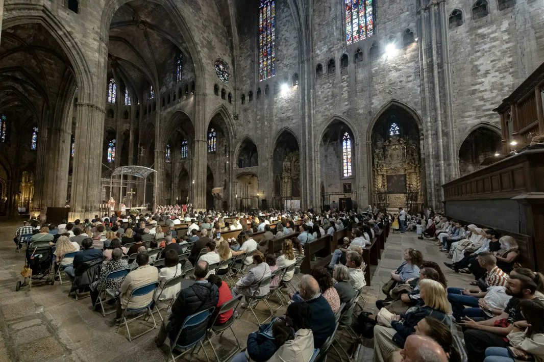 L'Església de Girona acollia, diumenge, a l'església mare, la Catedral, la Confirmació de 92 germans i els sagraments de la iniciació cristiana de 13 germans (a les fotografies). Donem-ne gràcies a Déu i que siguin llavor d’esperança per a la nostra Església. Fotos: Àngel Almazan