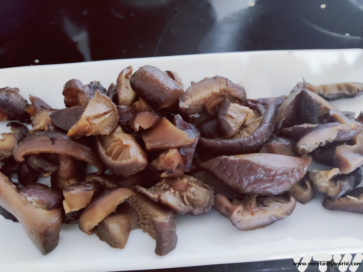 Shiitake mushrooms are packed with umami flavour. Here’s our delicious recipe for Japanese simmered shiitake mushrooms, which make an amazing side dish. verytastyworld.com/recipe-simmere…