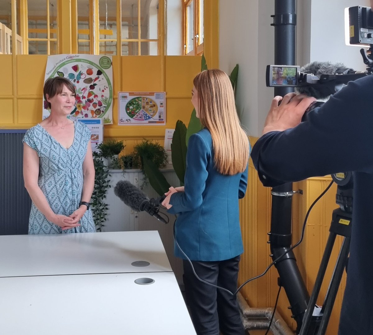 After taking part in #STVExpertVoices I plucked up the courage to take part in this <a href="/STVNews/">STV News</a> piece with <a href="/vanessataaffe/">Vanessa Taaffe</a> 🎥📣
We're discussing the <a href="/scotgov/">Scottish Government</a> consultation to restrict promotion of less healthy foods, which closes today.
Airing tonight 6pm
#alittlelessconsultation ..🎶