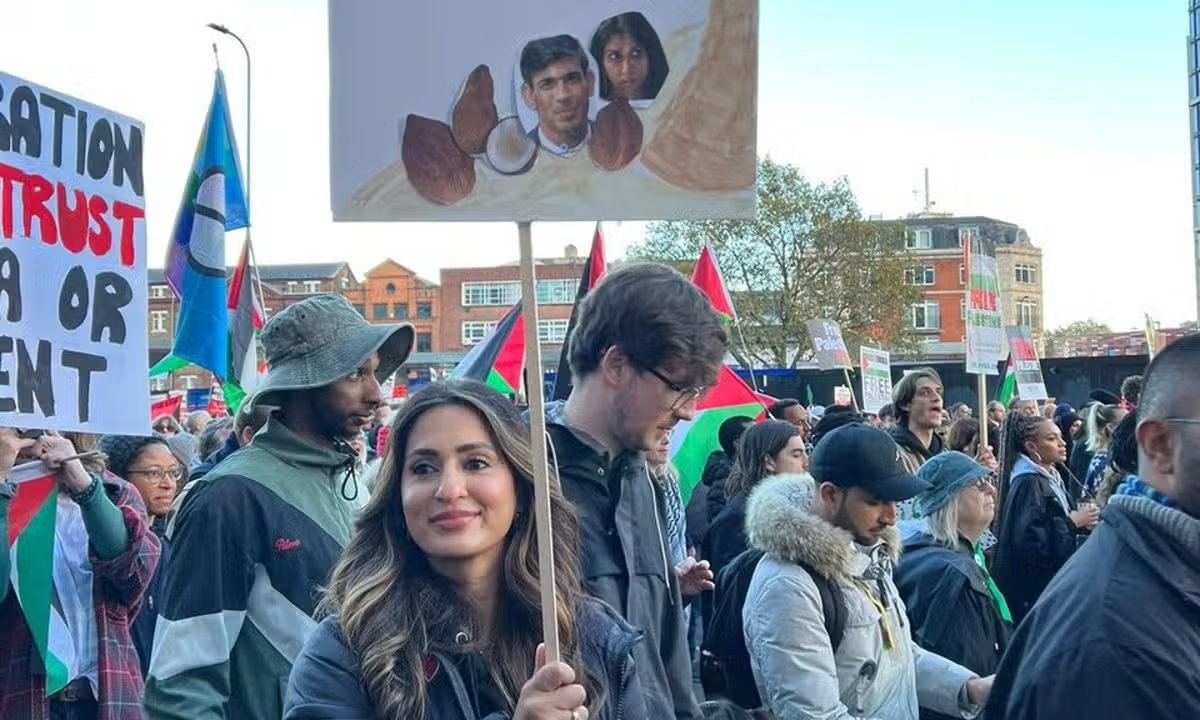 Exclusive: Al Jazeera can reveal that a pro-Palestine protester has been charged with a racially aggravated public order offence, after she raised a placard depicting PM Sunak and Braverman as coconuts.

@ainajkhan reports 

aljazeera.com/news/2024/5/21…