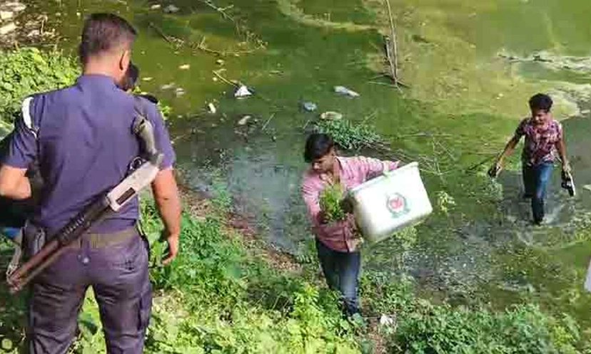 কেন্দ্র থেকে ব্যালট বক্স ছিনতাই, পুকুর থেকে উদ্ধার