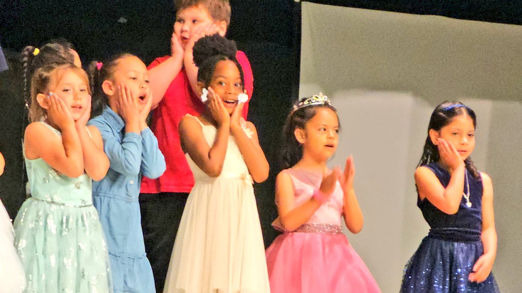 xShimonzu's tweet photo. My daughter graduated from kindergarten today.
She even sang a song
❤️
She makes her Mommy & Daddy so proud! 💯❤️🫶🏾🥺
#OnToFirstGrade https://t.co/VinnnenQCz
