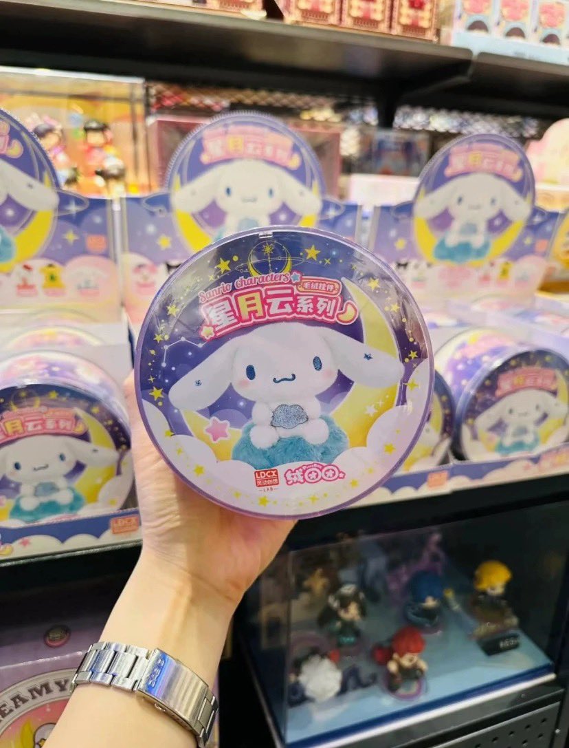 pawm0r's tweet photo. * pre กล่องสุ่ม พวงกุญแจ Sanrio Characters
🎀จุ่มละ 390฿
🎀ยกbox (6) 2,050฿
🚛 สินค้าพรีออเดอร์ ขอคนรอสินค้าได้
💬 สอบถาม - สั่งซื้อจิ้มลิ้งค์โปรไฟล์
#prewithpormor #ตลาดนัดsanrio #ตลาดนัดกล่องสุ่ม #ตลาดนัดpopmart #กล่องสุ่มโมเดล #herocross #ตลาดนัดซานริโอ้ #รับหิ้วsanrio https://t.co/9aCReZ04hk