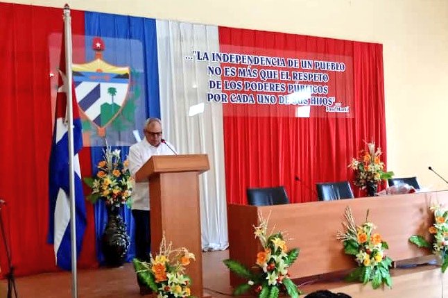 AsambleaCuba's tweet photo. Secretario de la @AsambleaCuba🇨🇺, @HomeroAcostaA, preside acto de toma de posesión de los cargos de gobernadora y vicegobernador de la provincia de #Cienfuegos, @YolexiRdguez y @rajadel_jose, respectivamente 

✅ Participa también el Primer Ministro @MMarreroCruz 

#PoderPopular https://t.co/jh5Izn60sn