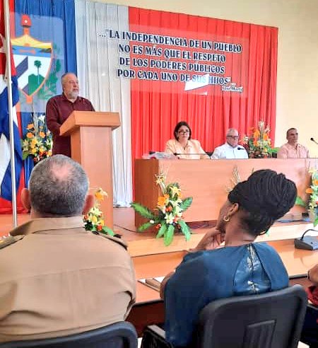 AsambleaCuba's tweet photo. Secretario de la @AsambleaCuba🇨🇺, @HomeroAcostaA, preside acto de toma de posesión de los cargos de gobernadora y vicegobernador de la provincia de #Cienfuegos, @YolexiRdguez y @rajadel_jose, respectivamente 

✅ Participa también el Primer Ministro @MMarreroCruz 

#PoderPopular https://t.co/jh5Izn60sn