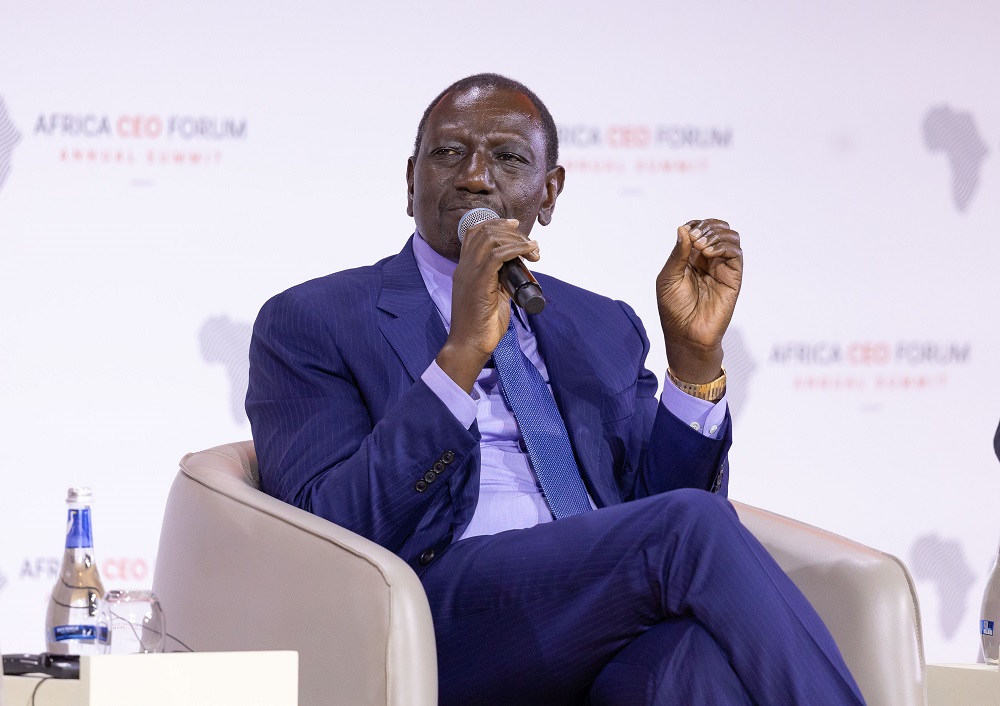 IGIHE's tweet photo. Perezida wa Kenya, William Ruto yatangaje ko Leta ya Congo yemera ko abagize M23 ari abanye-Congo, nyamara aho gukemura ibibazo bafite ikabyegeka ku Rwanda.

Ati “Nk’abakuru b’ibihugu twabajije RDC duti “abantu bari muri M23 baba ari Abanyarwanda cyangwa ni abanye-Congo?’  RDC yadusubije ko ari abanye-Congo. Ikibazo cyari kirangiye. Aba bantu niba ari  abanye-Congo, bahinduka bate ikibazo cy’u Rwanda?”