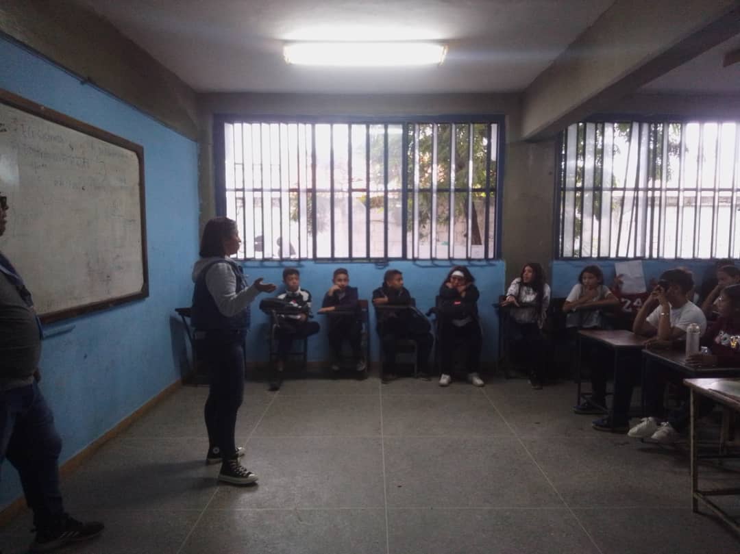 Taller de Robótica Educativa en el liceo Departamento Libertador. #RoboticaLara <a href="/NicolasMaduro/">Nicolás Maduro</a> <a href="/Gabrielasjr/">Gabriela Jiménez</a> <a href="/FundaciteLARA/">Fundacite Lara</a> <a href="/Laraformacion/">Formación InfoLara</a> <a href="/wafritoreload/">Mafer</a>  <a href="/INFOCENTROLARA1/">Infocentros Lara</a>